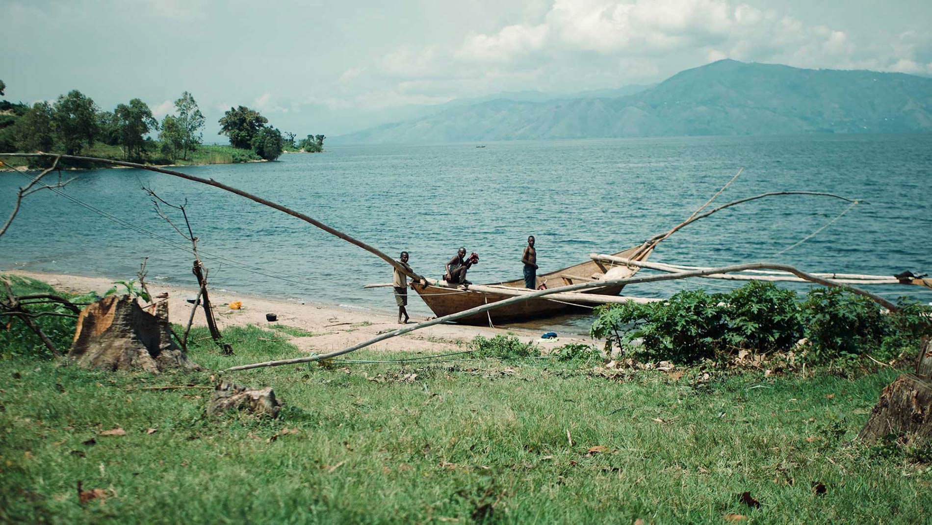 groupe de pêcheurs au bord du Lac Kivu près de leur pirogue