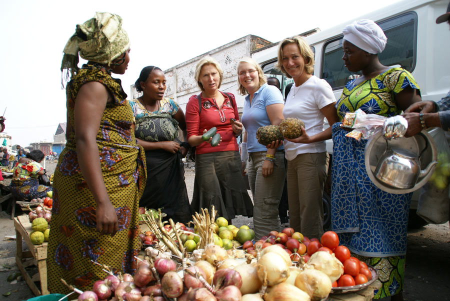 Groupe de touristes au marché à
Goma, RD Congo