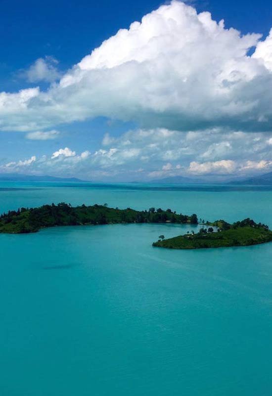 Vue panoramique de l'île Tchegera avec lac kivu bleu